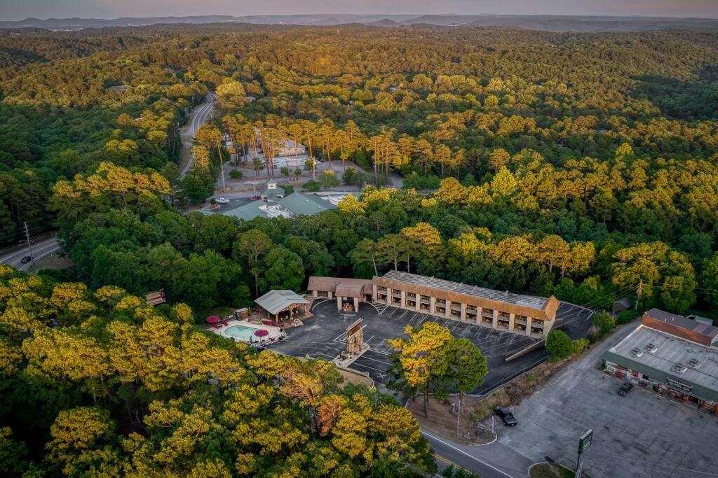 Stonegate Lodge 2 Queen Beds Fast Wifi 50" Tv Salt Water Pool Room #207 Eureka Springs Bagian luar foto
