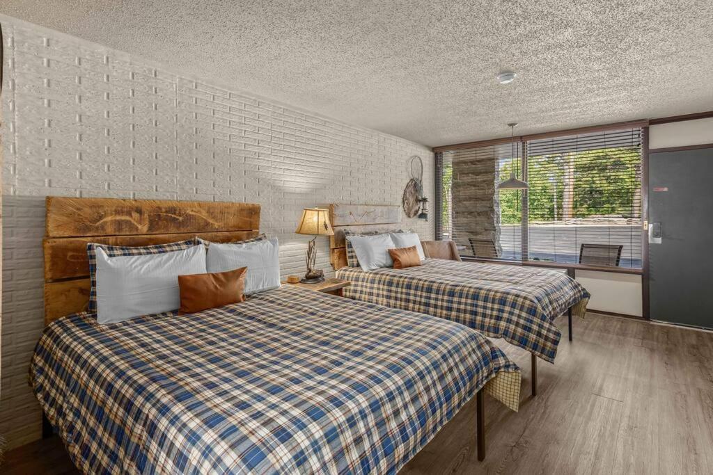 Stonegate Lodge 2 Queen Beds Fast Wifi 50" Tv Salt Water Pool Room #207 Eureka Springs Bagian luar foto