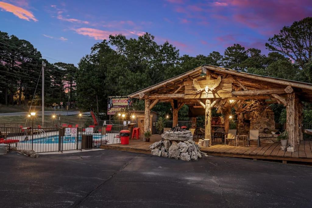 Stonegate Lodge 2 Queen Beds Fast Wifi 50" Tv Salt Water Pool Room #207 Eureka Springs Bagian luar foto
